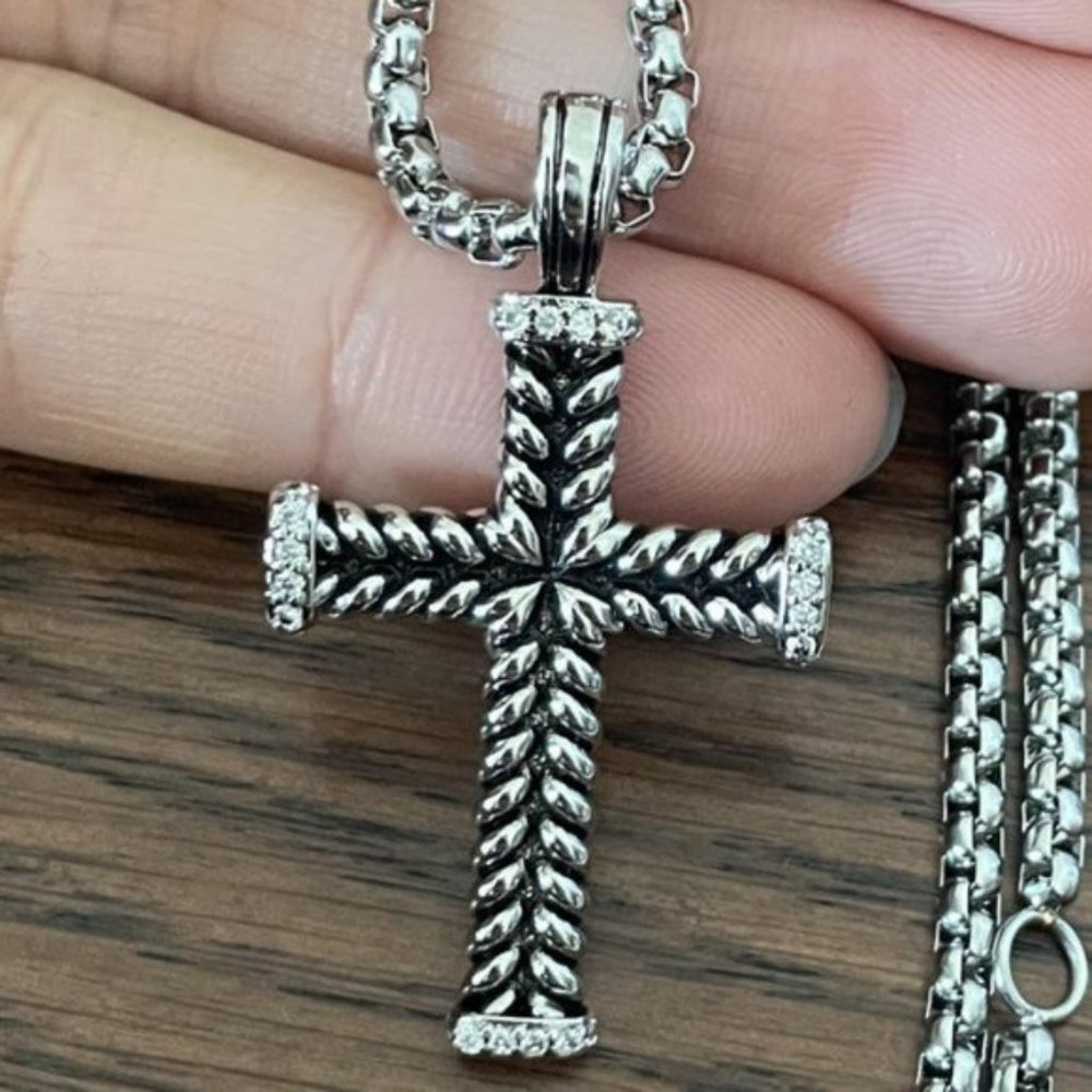 DAVID YURMAN CHEVRON CROSS PENDANT IN STERLING SILVER WITH PAVÉ DIAMONDS